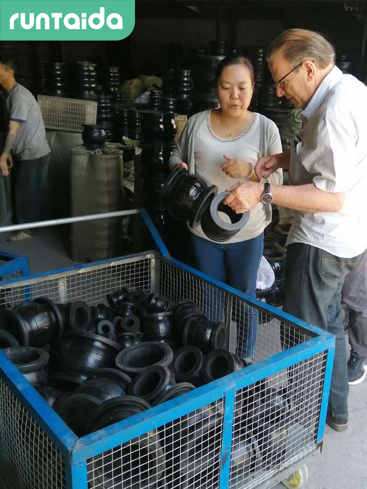 橡膠軟接頭國（guó）外客戶（hù）訪廠驗貨